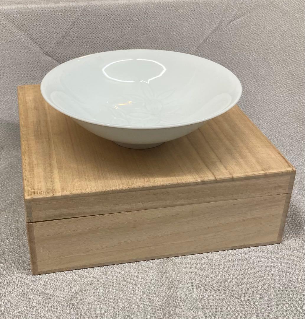 B538b 白磁陰刻花図　小鉢　井上萬二作　人間国宝　有田　菓子器　平茶碗