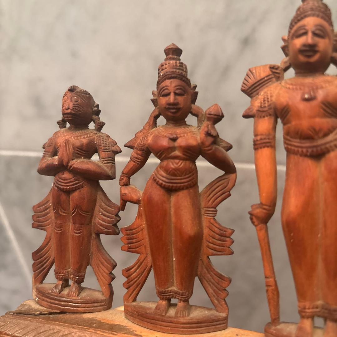 アンティーク　精巧に彫られ芸術的で威厳のある神々の一刀彫の彫刻オブジェ