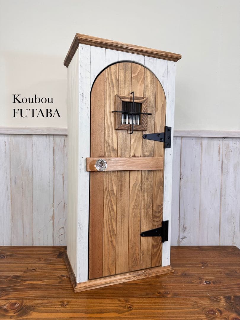 【1点のみ微難ありのためお値引き】アンティークの扉のようなキャビネット