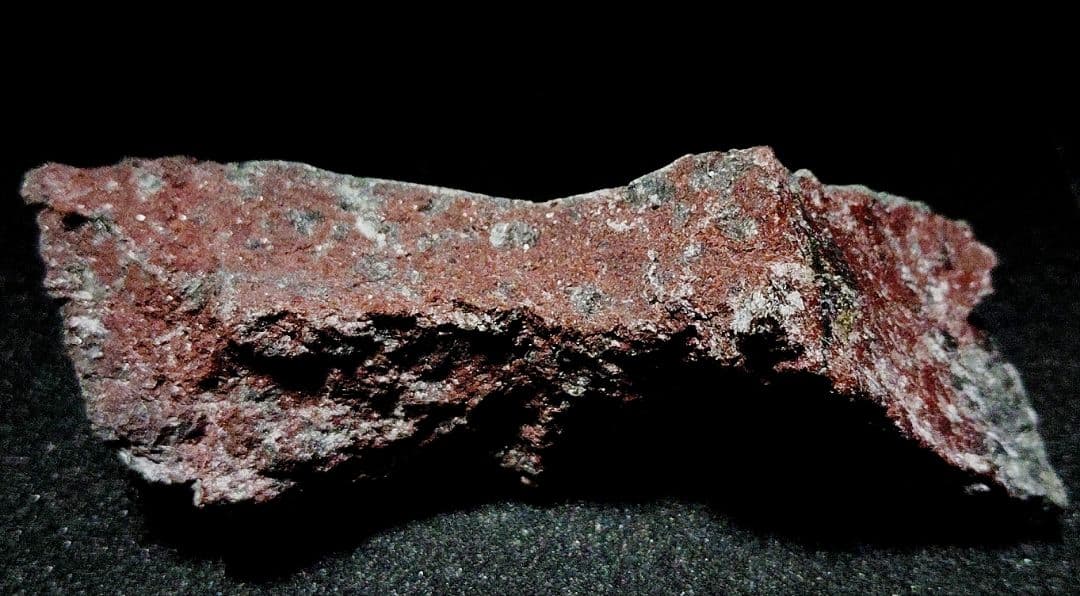 ★サーペンティン原石★赤蛇紋岩【入りコン沢・カチ割・110ｇ】