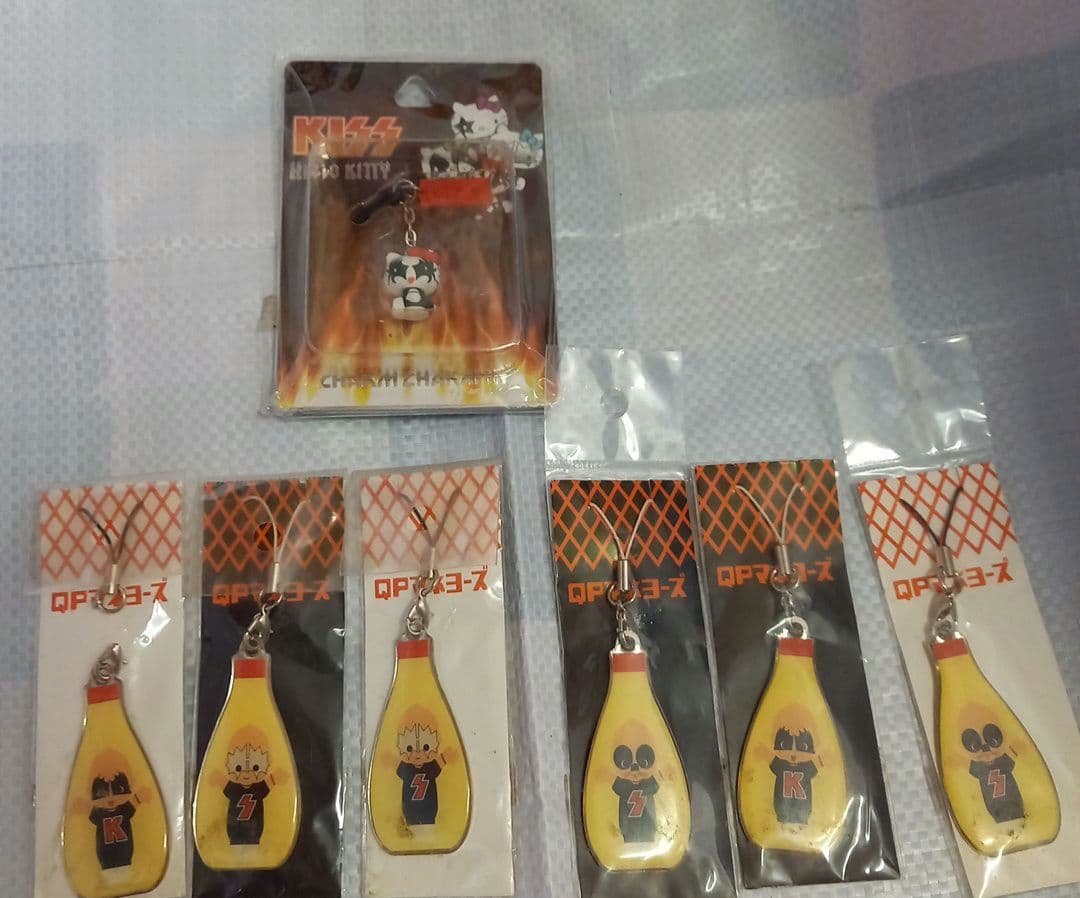 ☆コラボ☆KISS×KITTYチャームキャラピン&KISS×QPストラップセット