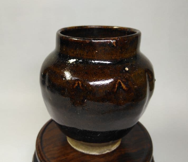 宋代褐色釉の小壺