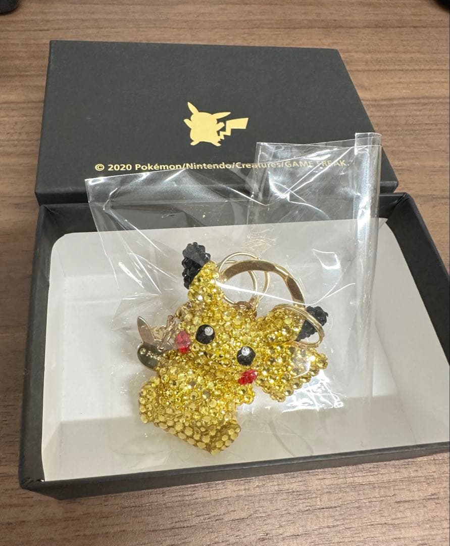 バックチャーム　お座りピカチュウ　金　ピカチュウ　スワロフスキー