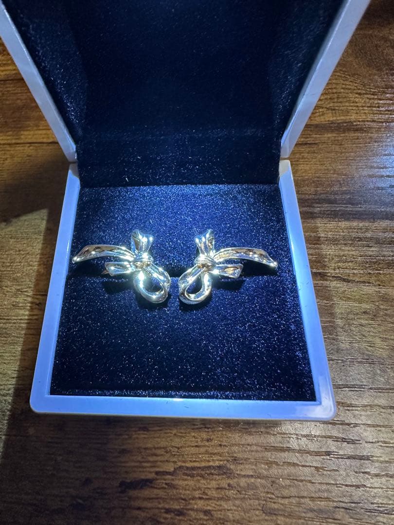 ゴールド リボンモチーフ ピアス