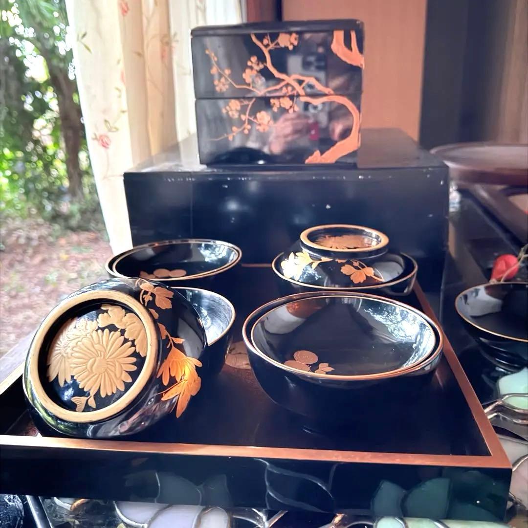 2215様感謝‼️めでたい吉兆JAPAN 特産　輪島塗天然木『菊&蝶』金縁黒椀2客