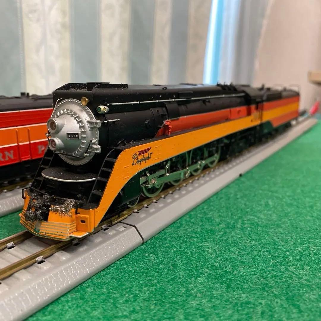 サザンパシフィックのディーゼル機関車と、蒸気機関車、客車12両