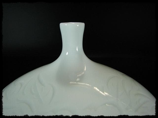 中尾 恭純 白磁牡 丹彫壷 師井上萬二 花器  hk459