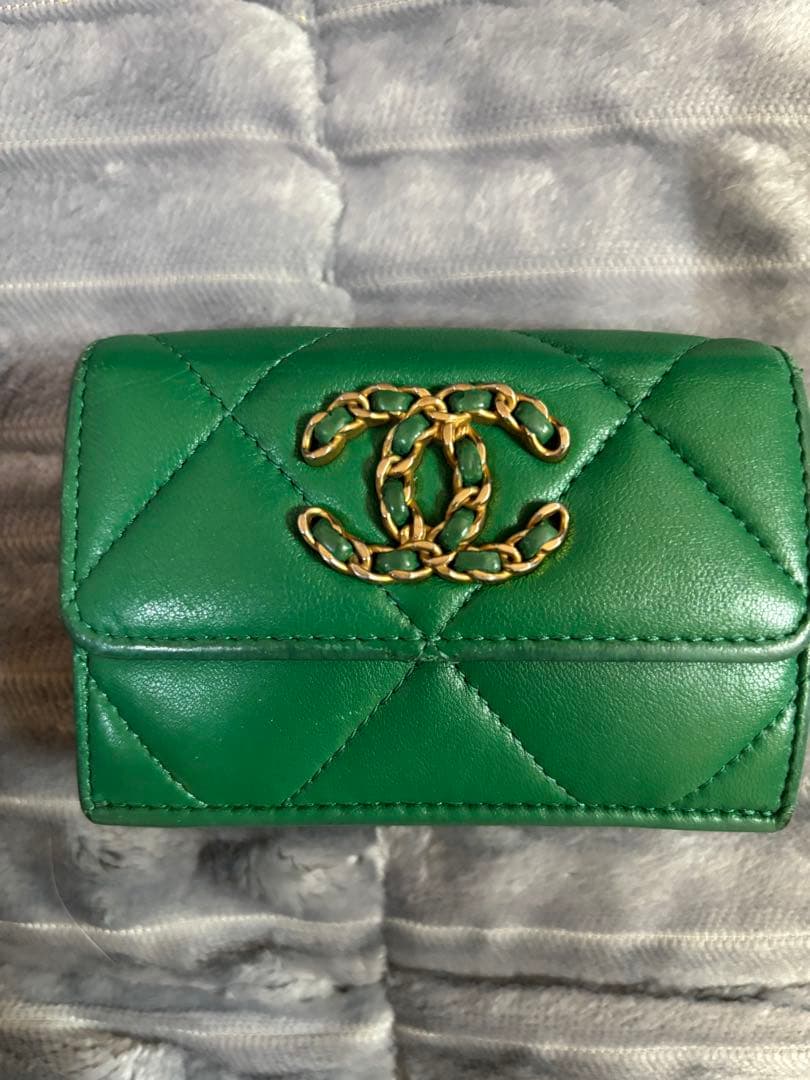 CHANEL シャネル　19三つ折り財布　ディズヌフ