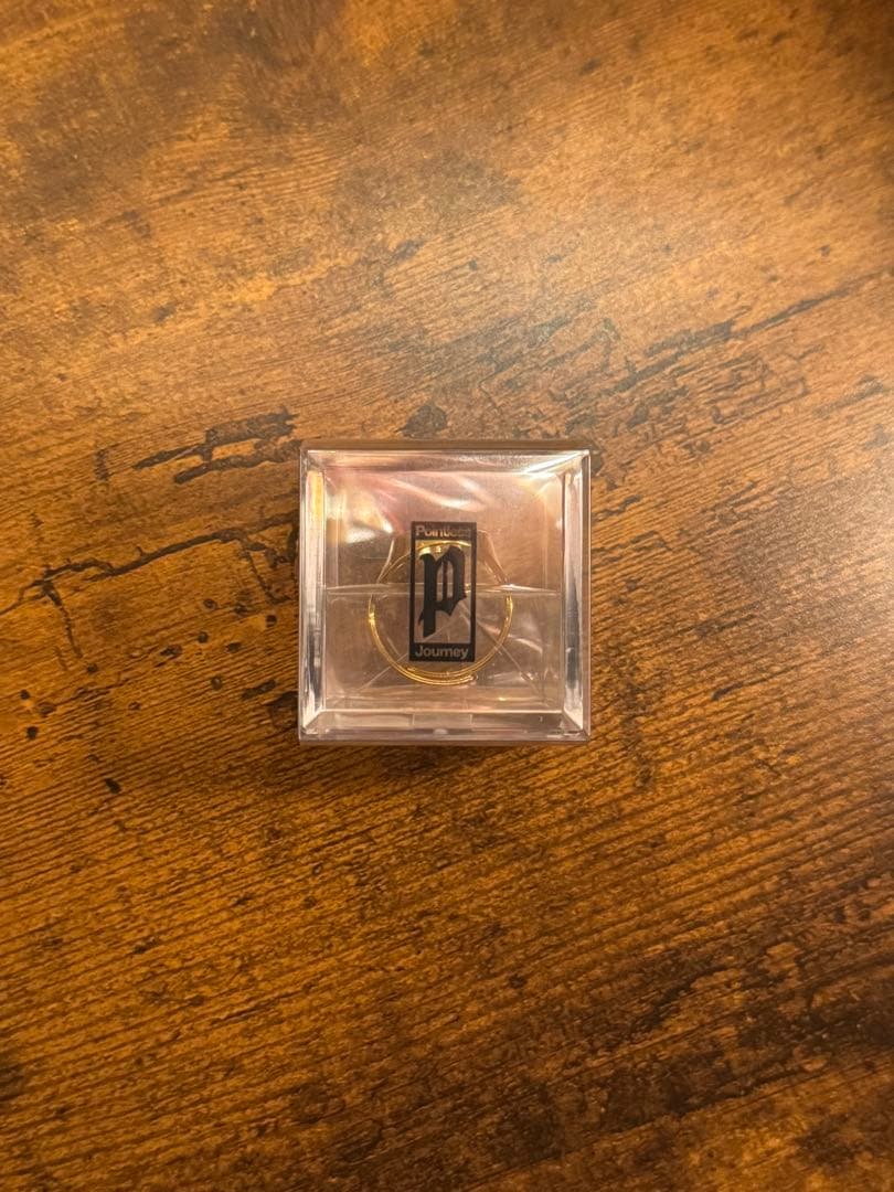 「POINTLESS JOURNEY」トイリング／クラウンレッド