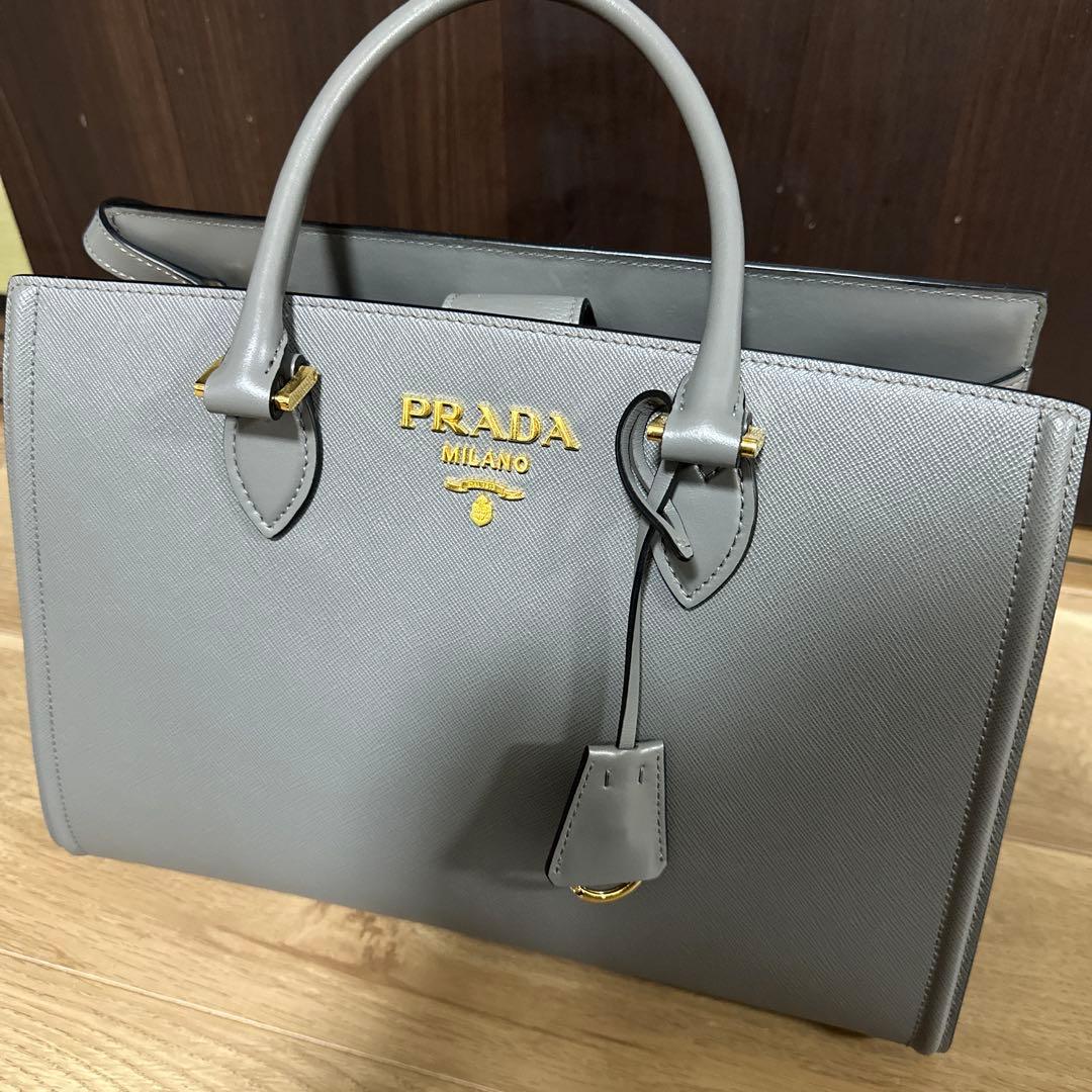 PRADA グレー ハンドバッグ