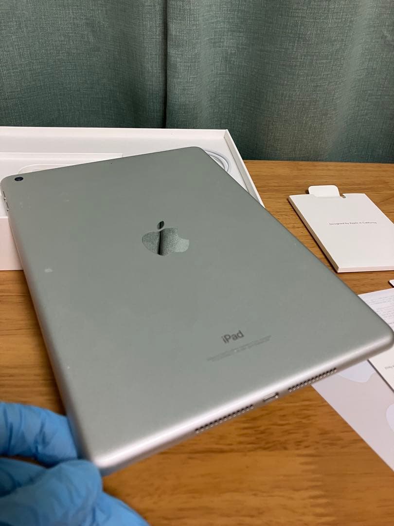 【美品】第6世代　iPad シルバー　Wi-Fi 32GB シートシール付