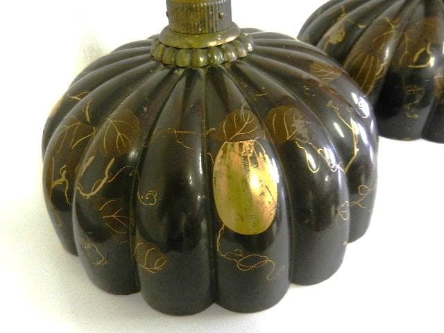 「木地黒漆塗金蒔絵菊型燭台一対」（江戸末期～明治のアンティークな工芸美術品）