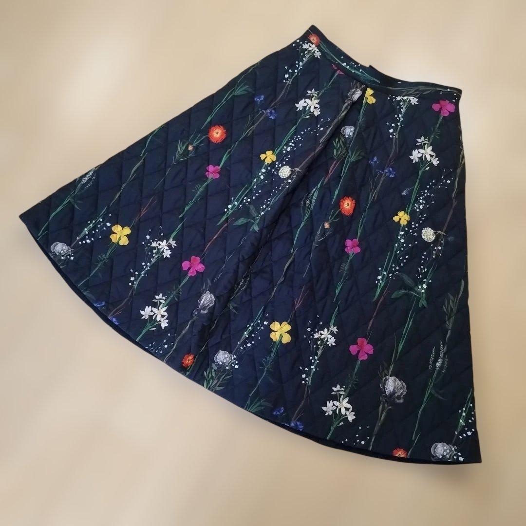 【AKIRANAKA】アキラナカ フラワープリントキルティングスカート/ブラック