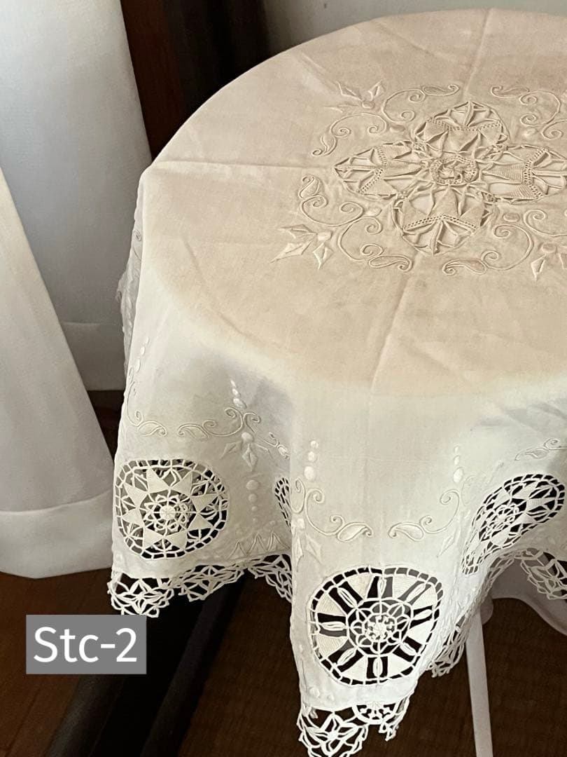 ヨーロピアン　ヴィンテージ　レース+刺繍テーブルクロス