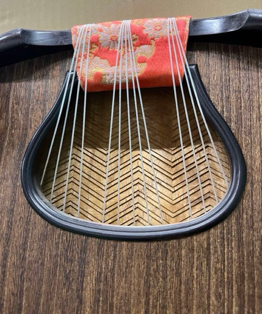 k*i様 綾杉彫 箏 (お琴) 十三絃 和楽器 美品　山有銘（くり甲　蒔絵付き