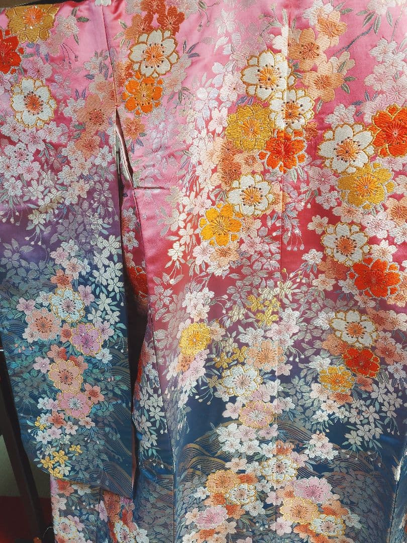 華やかな花柄刺繍 打掛
