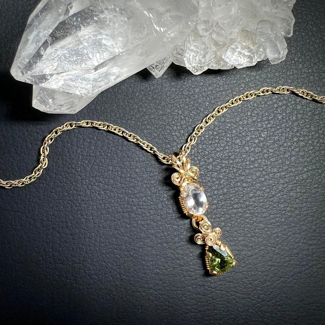 天然石　ペタライト＆モルダバイト ワイヤーラッピング　ペンダントトップ