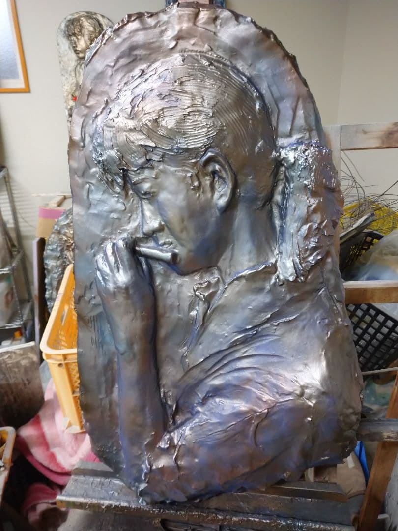 彫刻レリーフ笛をふく少女