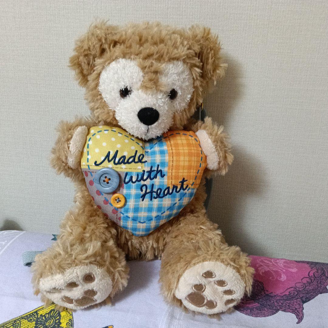 クマのぬいぐるみ ハート型クッション付き