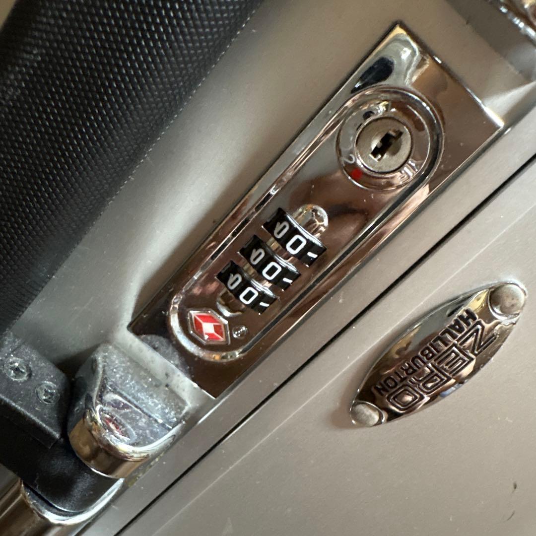 無骨でかっこいい！ゼロハリバートン　アルミ製スーツケース　機内持ち込み可