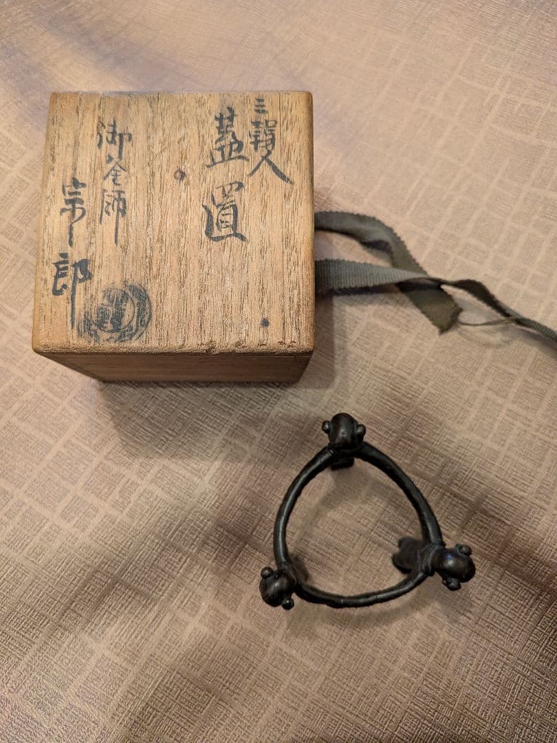 金属製人形デザイン工芸品 木箱付き