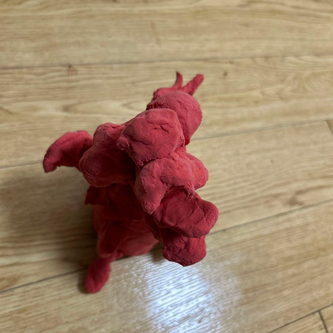 赤い粘土フィギュア
