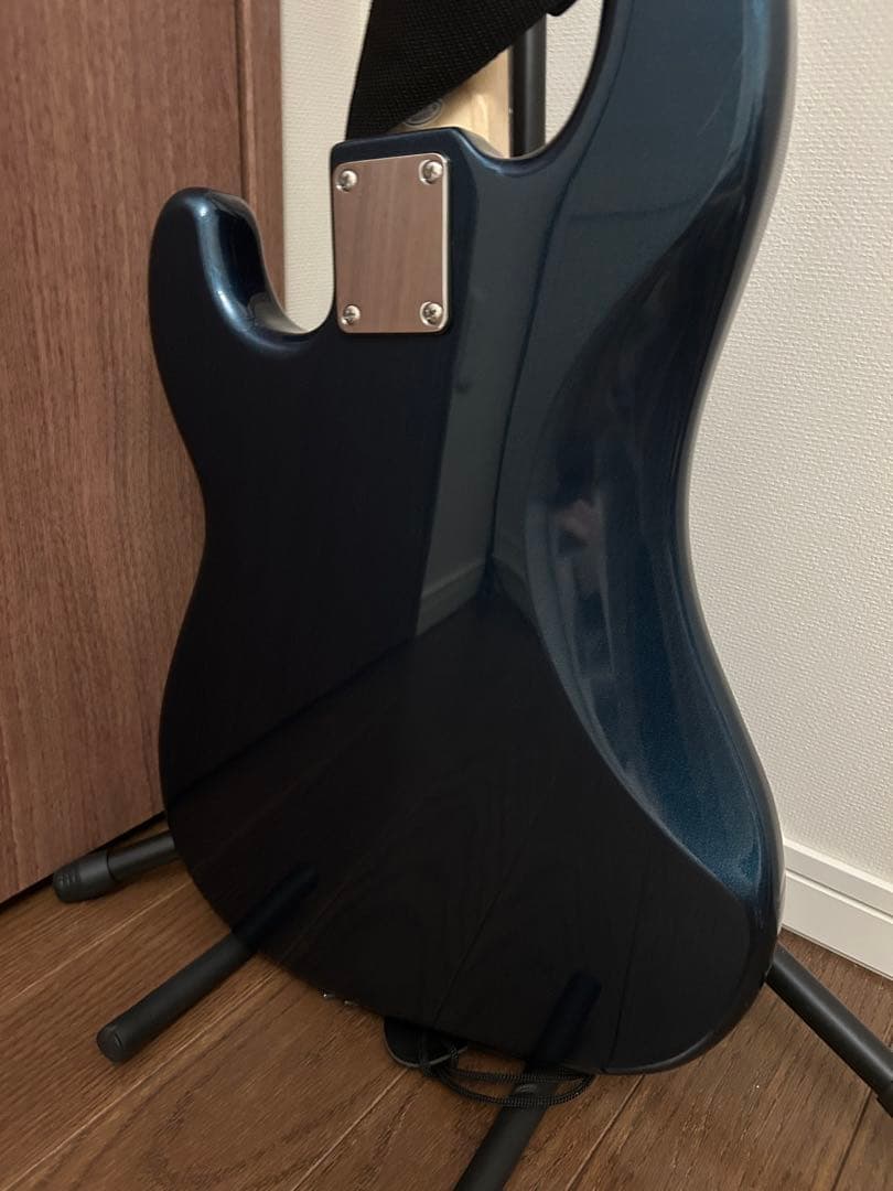 青い4弦エレキベース