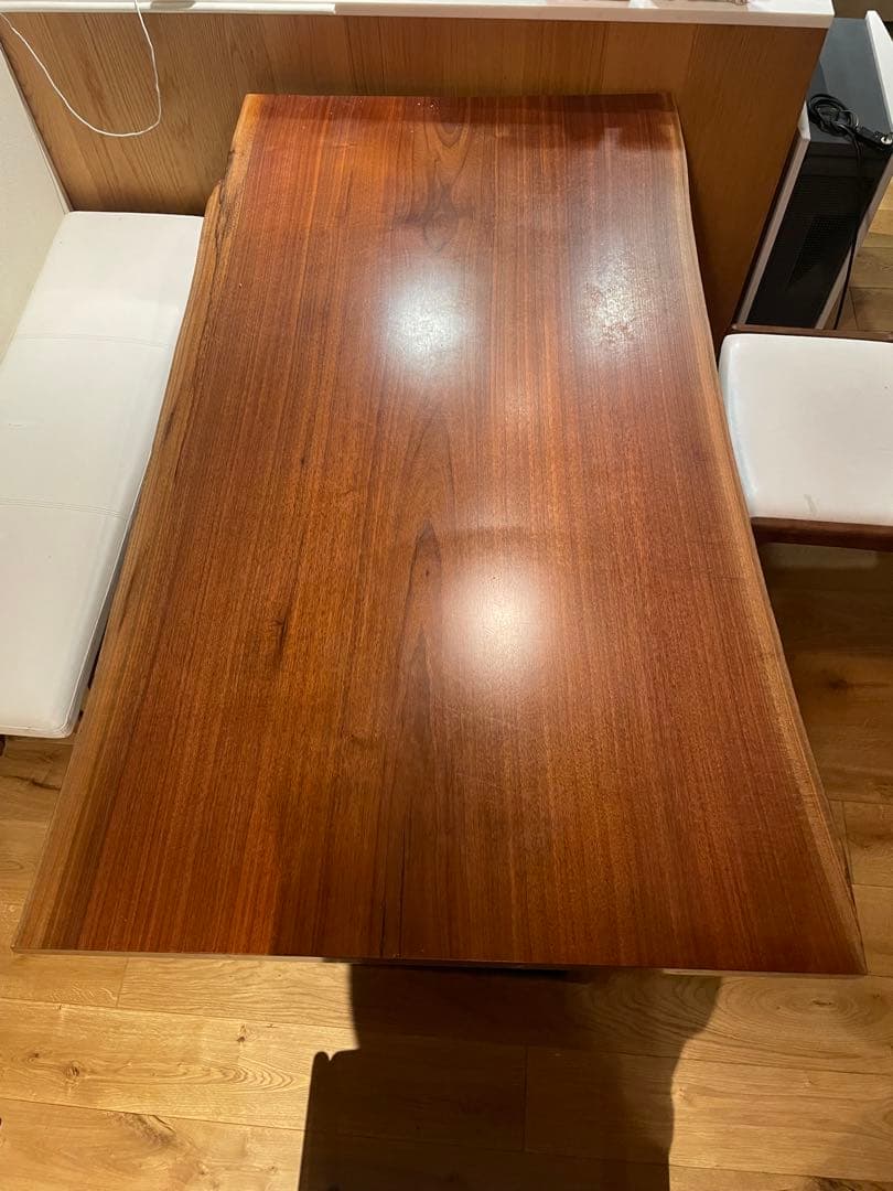ウォールナットの一枚板テーブル