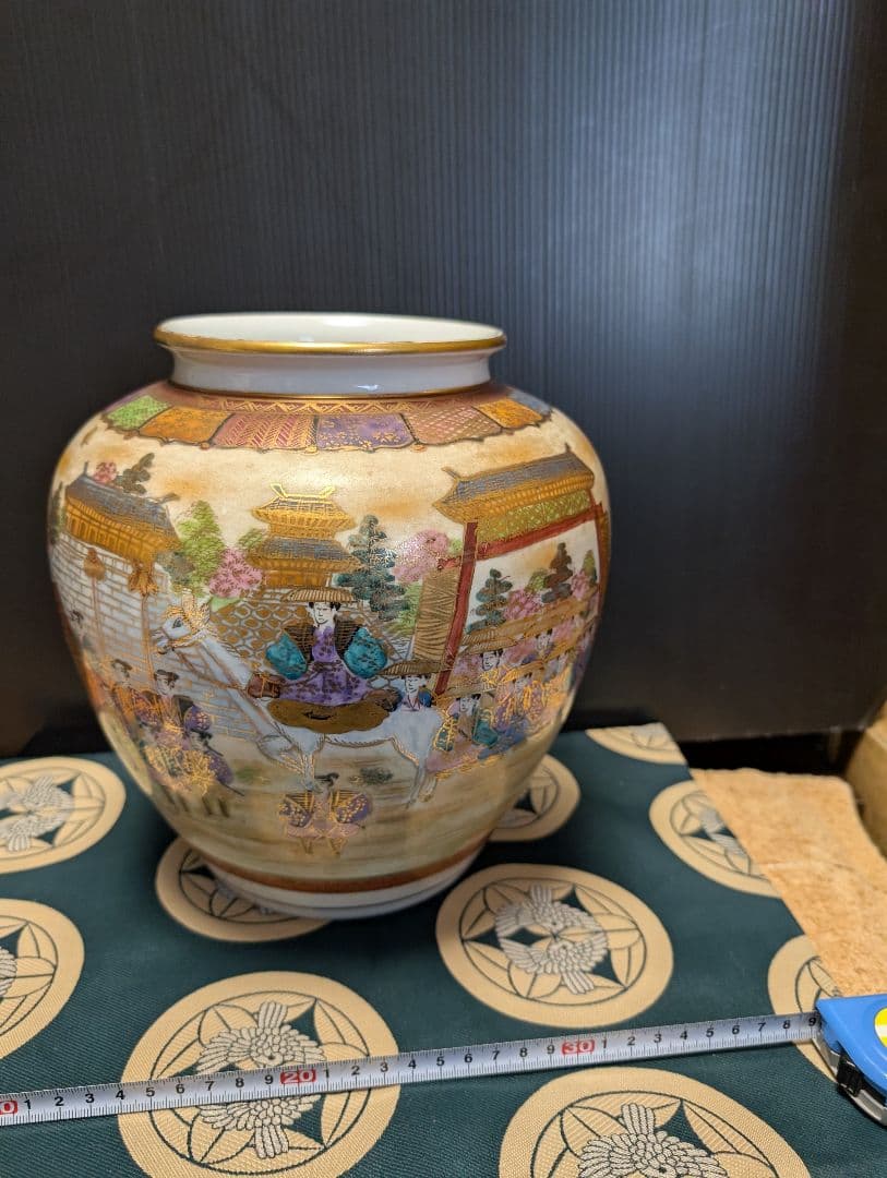 色彩豊かな陶器の花瓶、金彩九谷焼松星