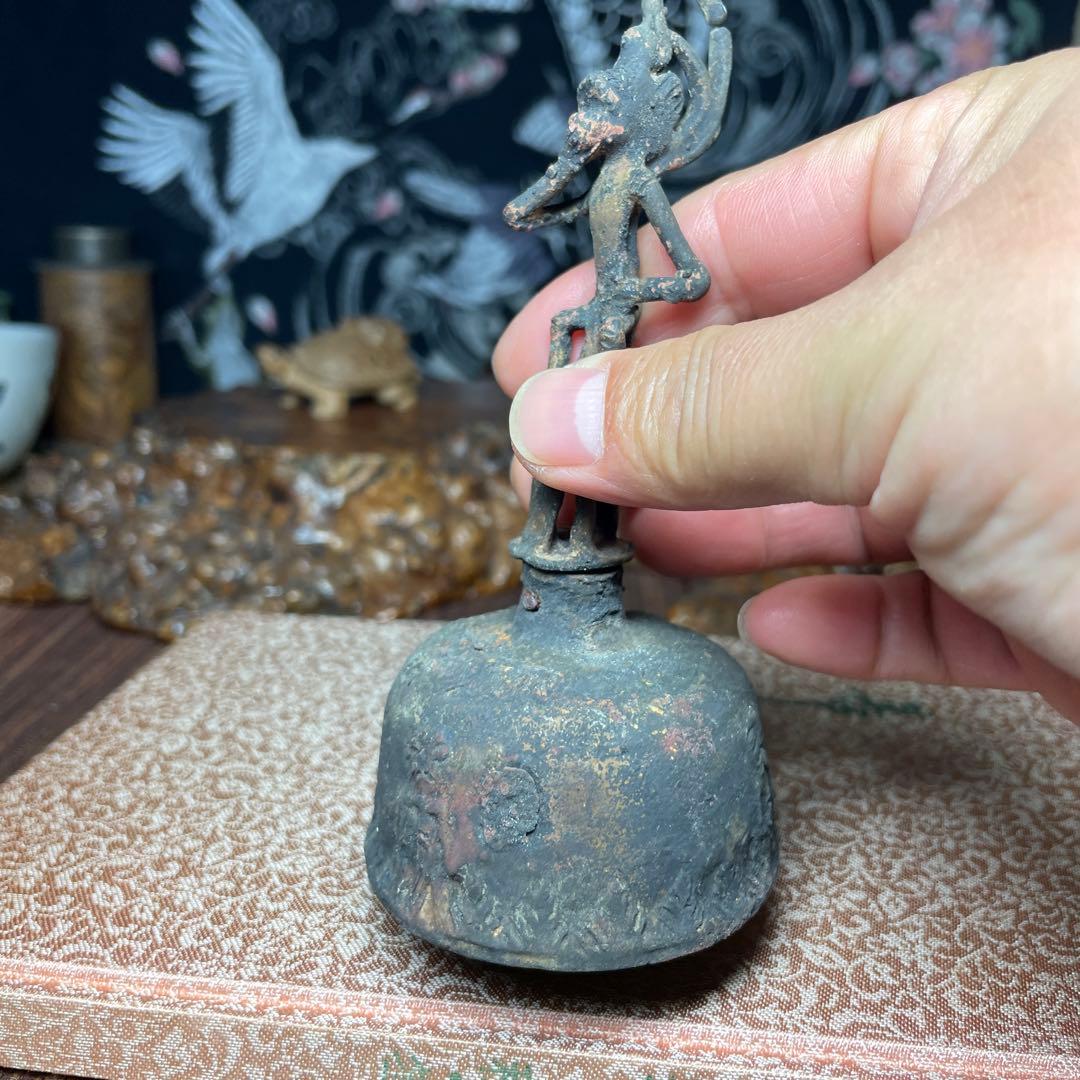 金属製 人形形状の鐘 ちいさな音が鳴るハンドベル 古道具 骨董