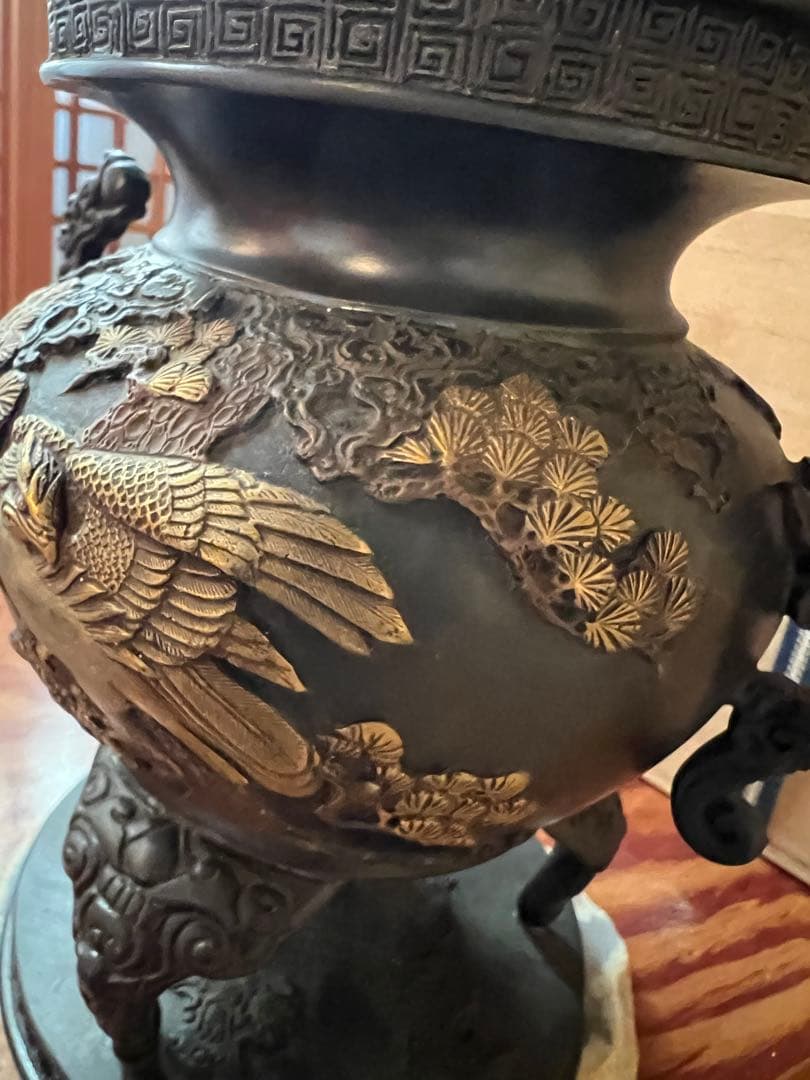 蝋型鋳物　松鷹地紋　香炉 獅子の彫刻付き 台座付き