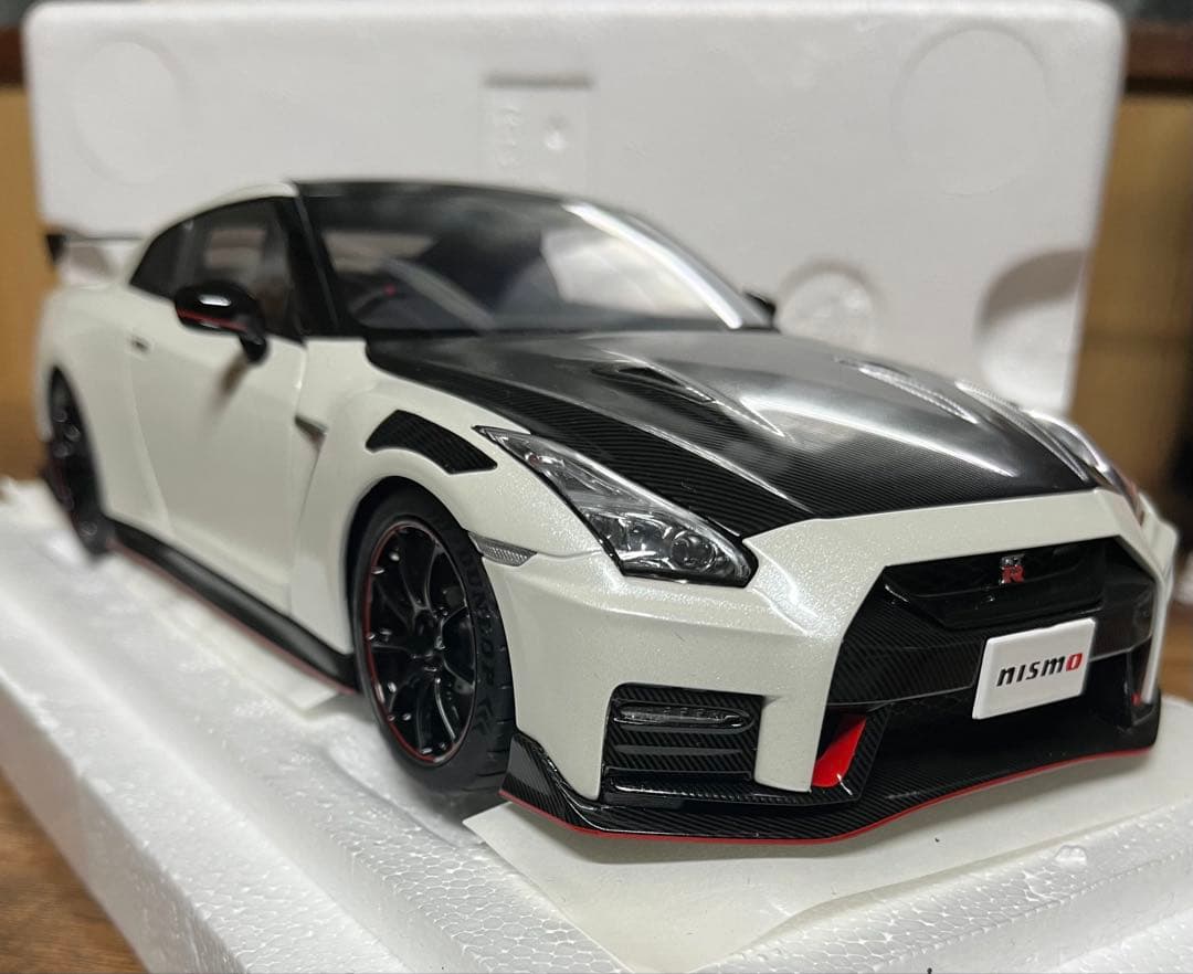 オートアートNissan GT-R Nismo 1/18 ミニカー