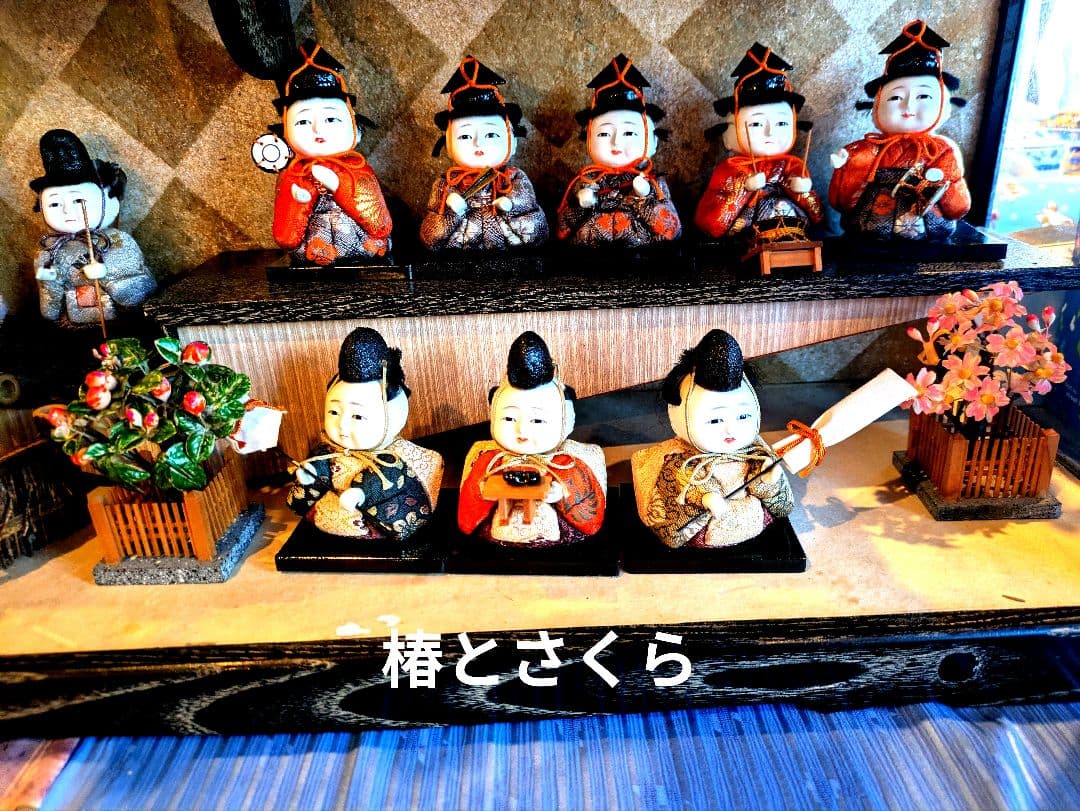 昭和30年代の木目込みお雛様 です 15人勢揃いしたコンパクトなアンティーク人形