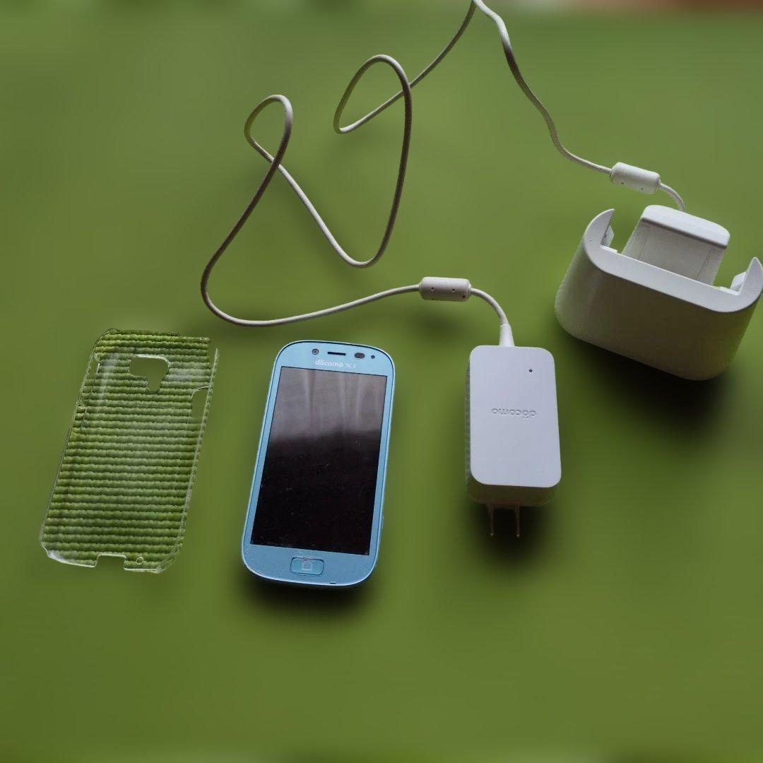 らくらくフォン　docomo Ｆ-06F 水色 充電ドック付き