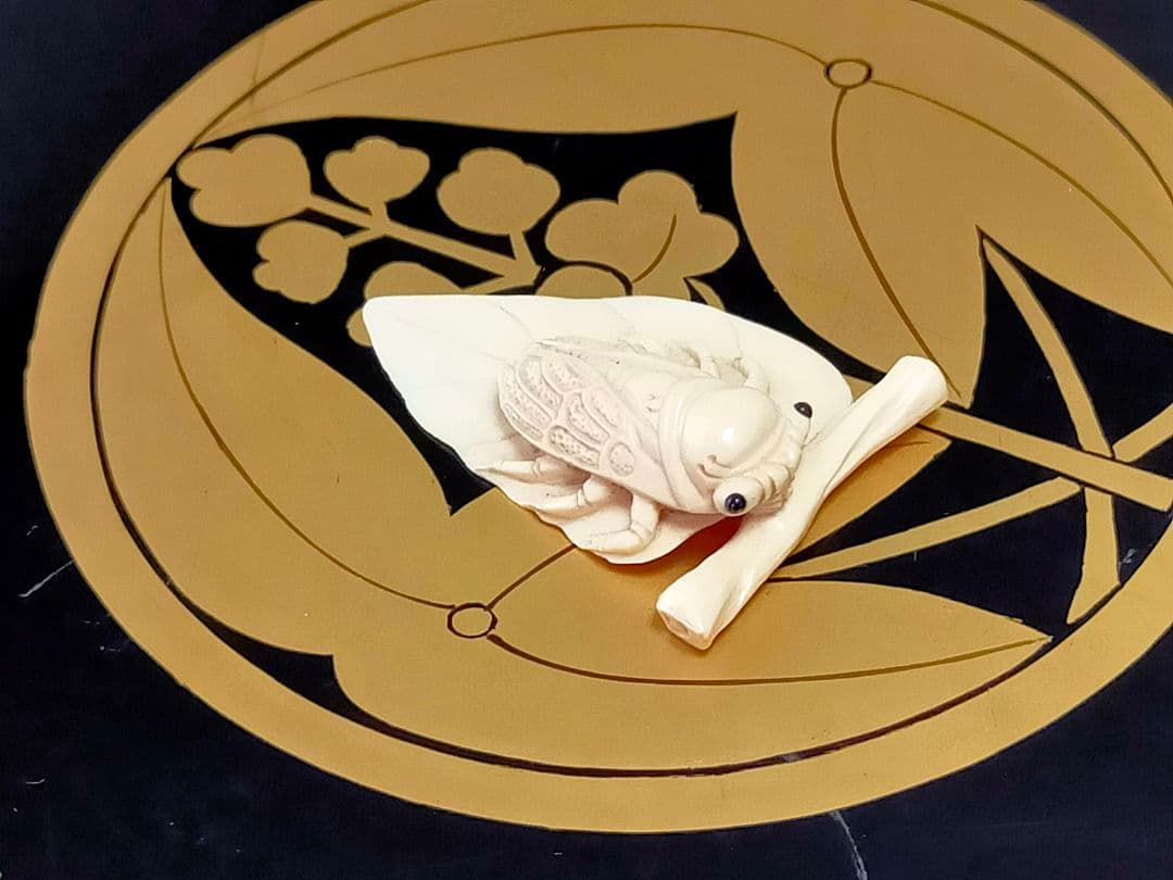 ♥　根付　蝉　セミ　在銘　骨董品　彫刻　アンティーク　レトロ