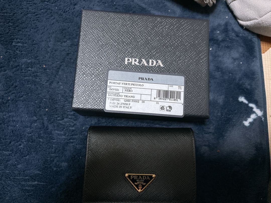 最終お値段です。PRADA 二つ折り財布
