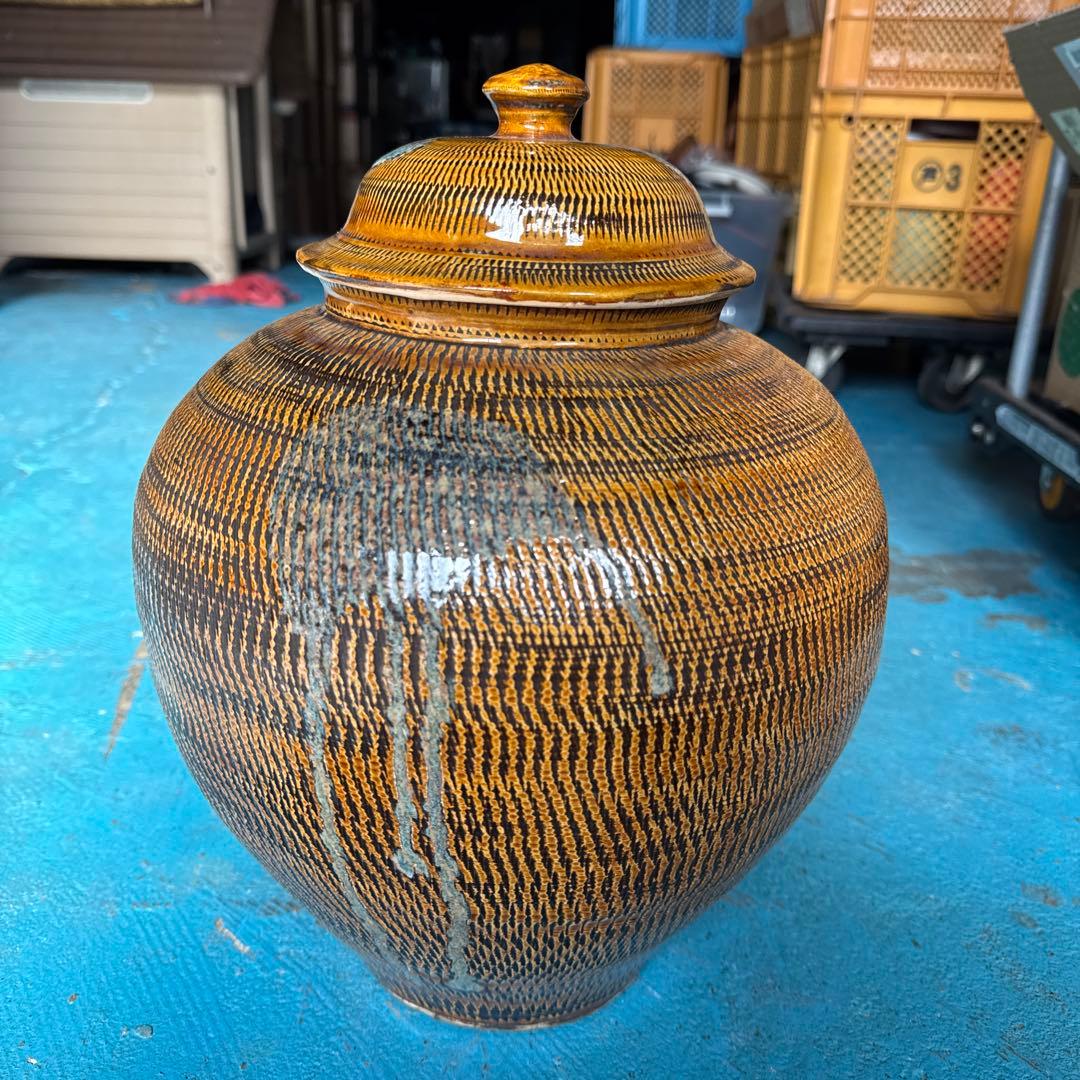 茶色と黒のストライプ模様の陶器壺