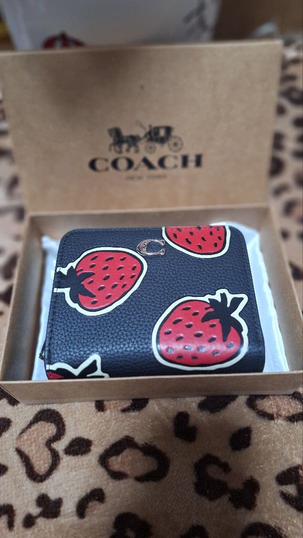 コーチ　イチゴ柄 二つ折り財布