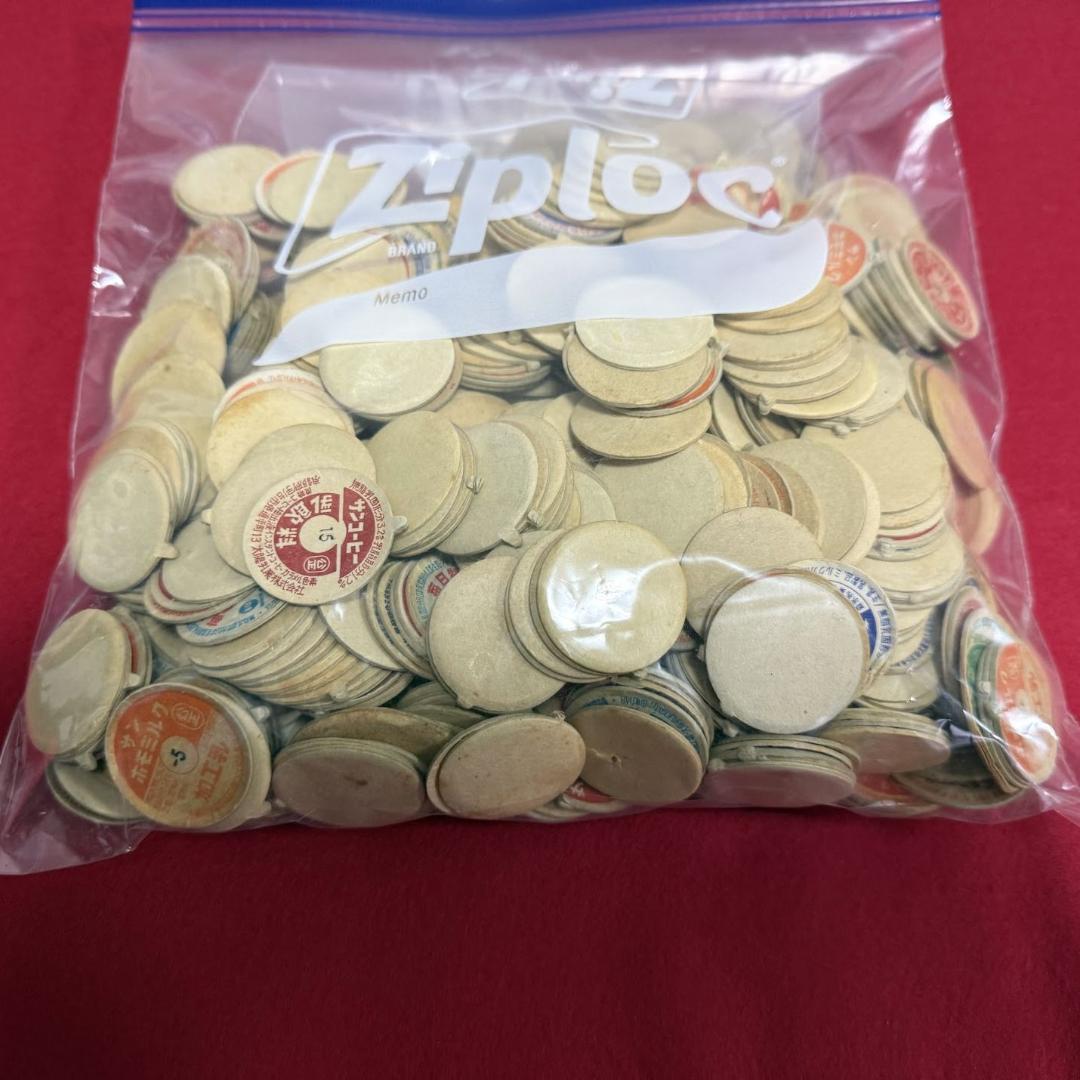 【まとめ売り・大量】昭和レトロ 牛乳瓶の蓋 約525g（耳付・デッドストック含）