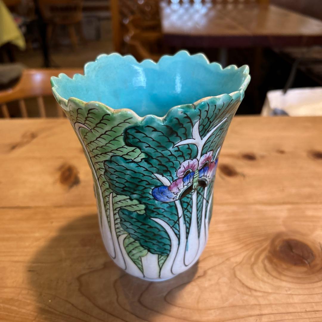 青緑色の花模様の陶器カップ