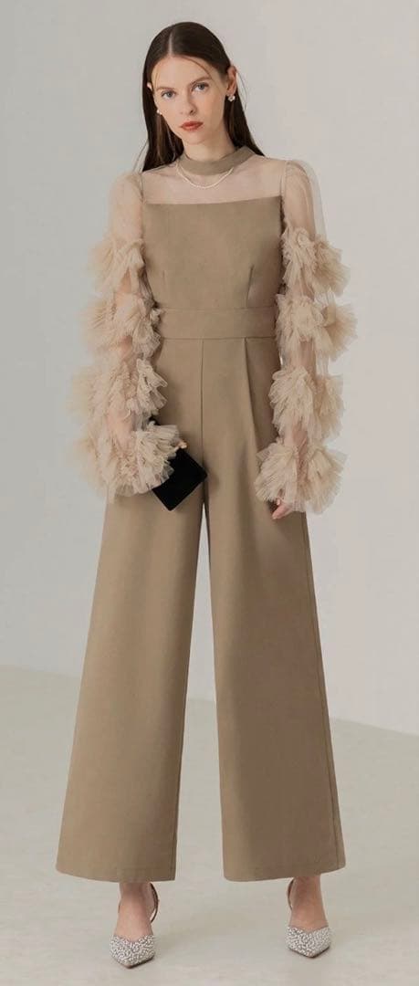 ラスト‼️値下げ　Leja 大人気　フリル袖付き　ベージュ パンツドレス　M