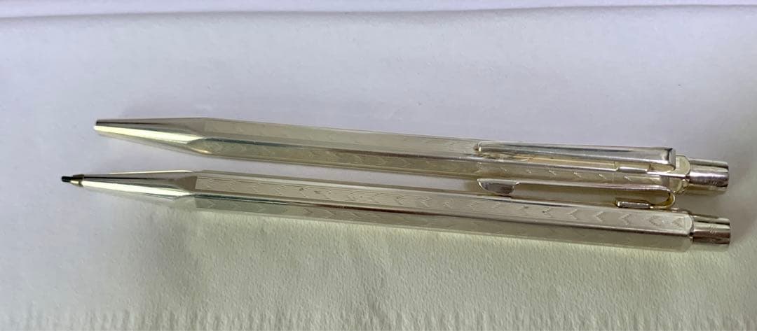 カランダッシュ鉛筆と黒インクのボールペン