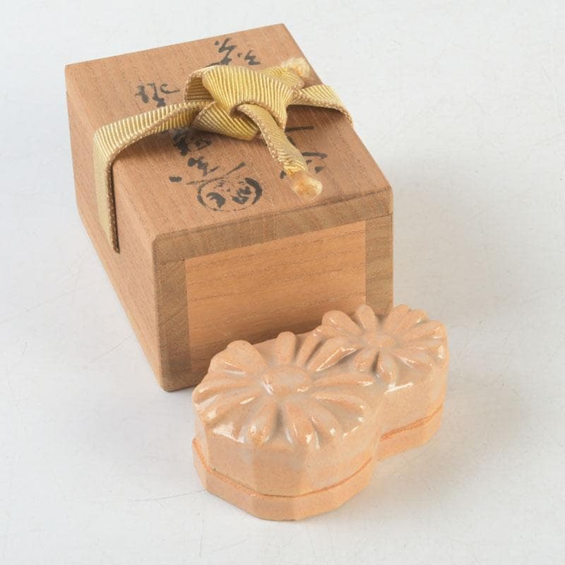 茶道具　萩焼　泥華窯造　坂田泥華　花香合　共箱　V　9729