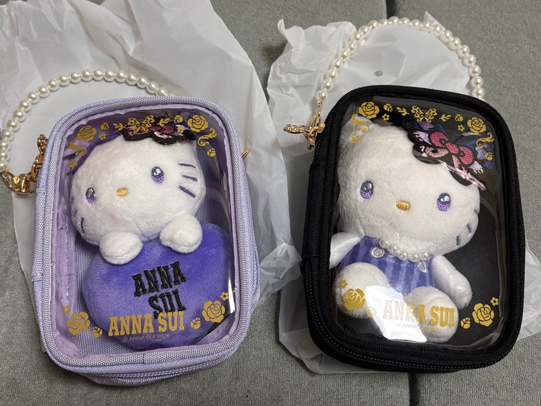 台湾限定　アナスイ　サンリオ　コラボ　ハローキティ　マスコットとポーチのセット
