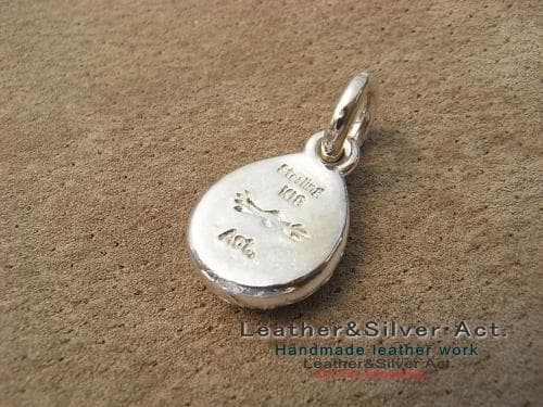 イーグルペンダントトップ　シルバーネックレス　ゴールド（ｋ18）イーグル手彫り