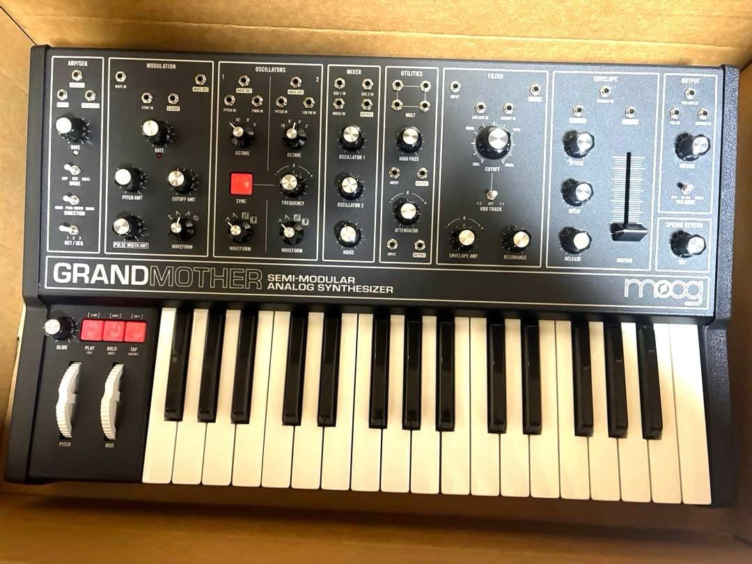 Moog GRANDMOTHER セミモジュラーシンセサイザー