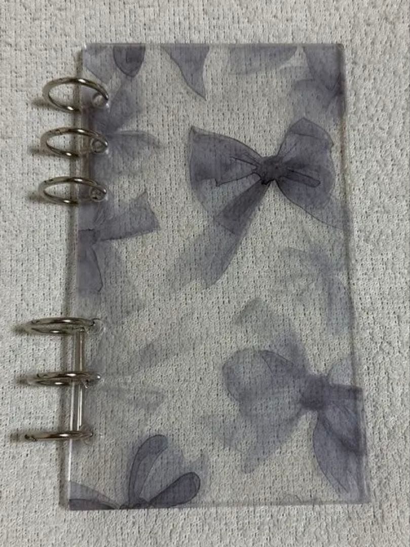 【最終値下げ‼️】韓国 貯金 グレーリボン チャーム付き アクリルバインダー A6