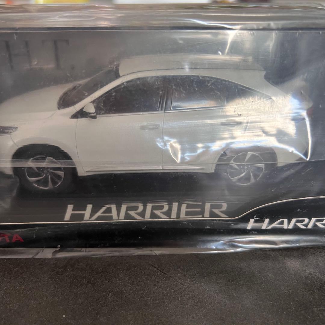 トヨタ ハリアー ミニカー 1/30スケール ホワイトパール　非売品