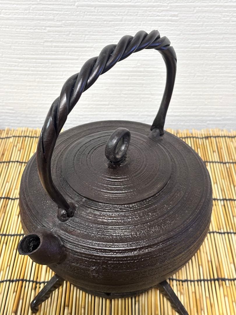 ＵＳＥＤ、美品　岩手県奥州 佐秋鋳造所 佐藤守巨造 捻鉉 糸目文様　南部鉄瓶