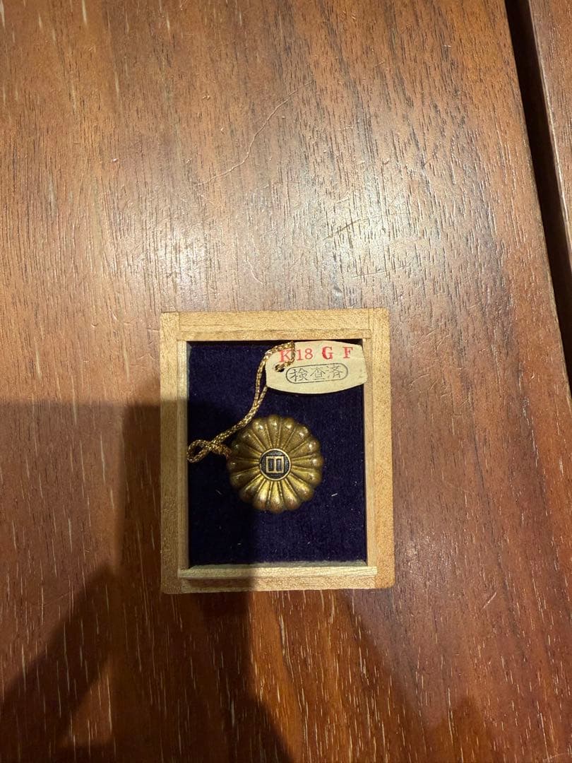 18G金メッキ花模様　徽章　レア